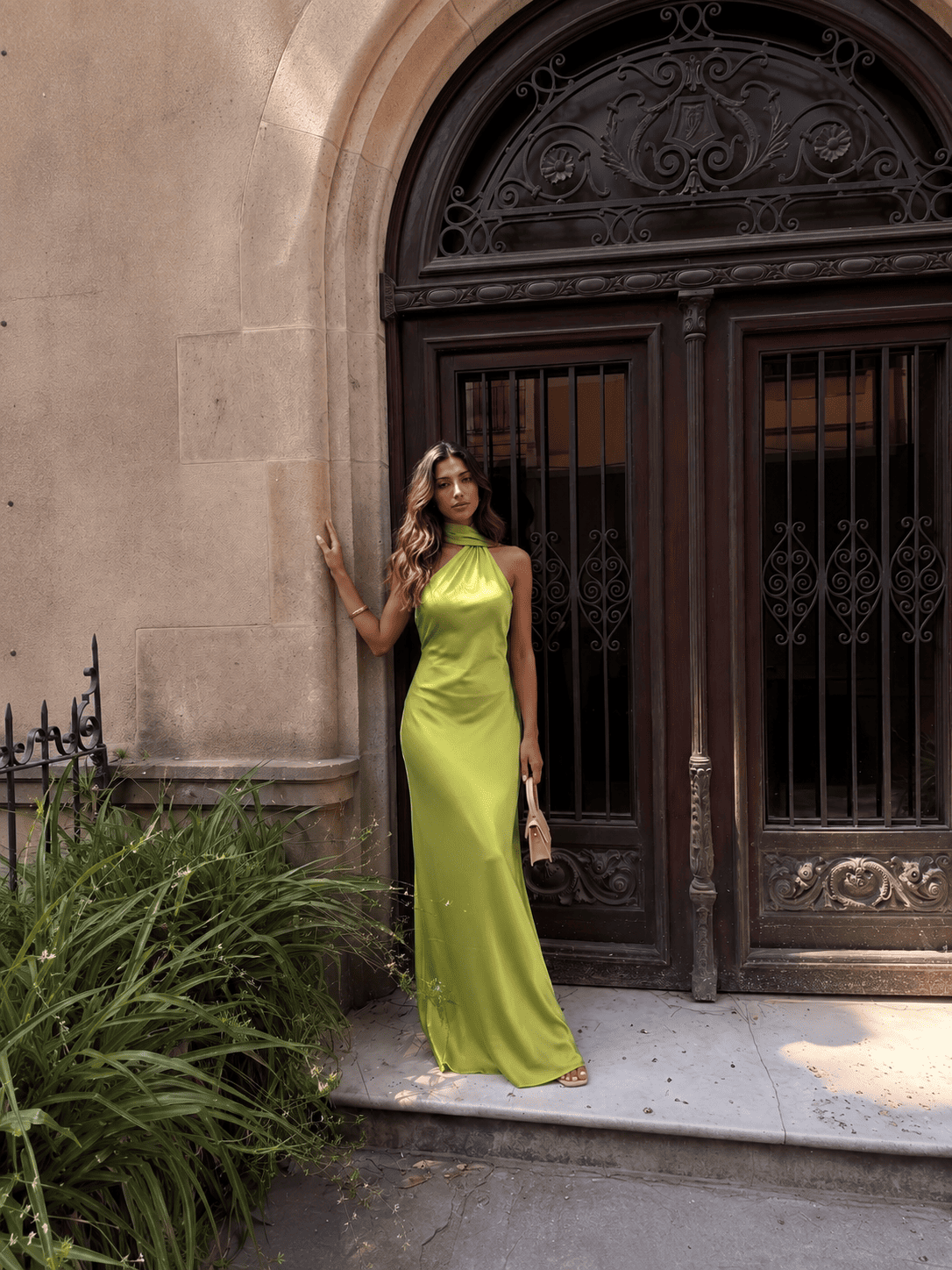 Vestido largo satinado con cuello halter