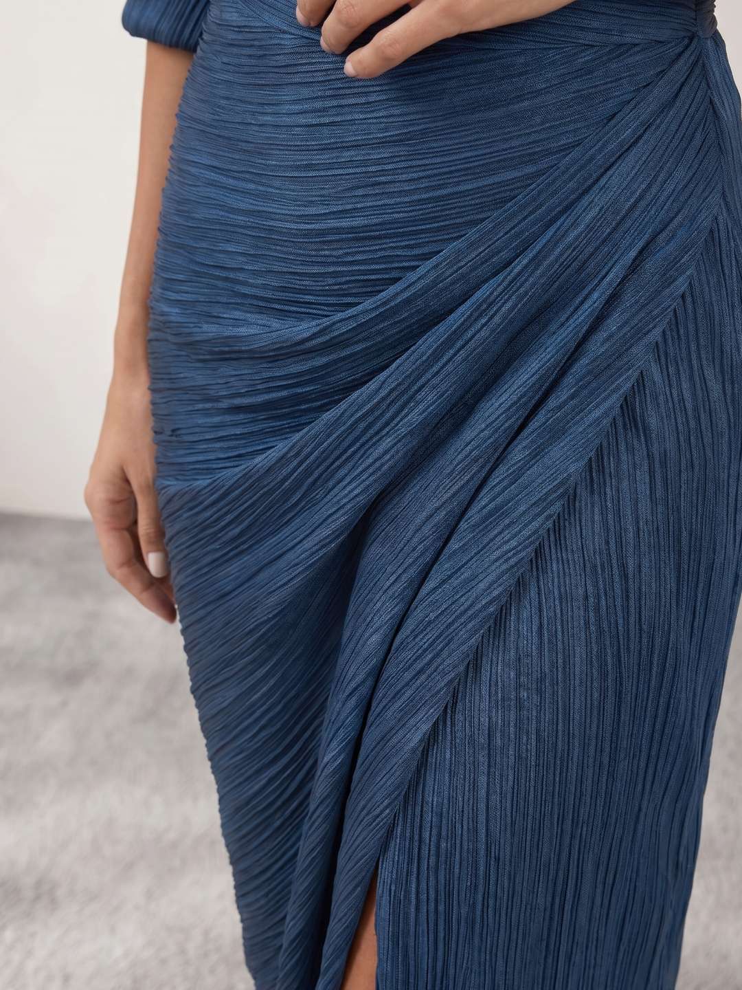 Pleated shirtdress with slit