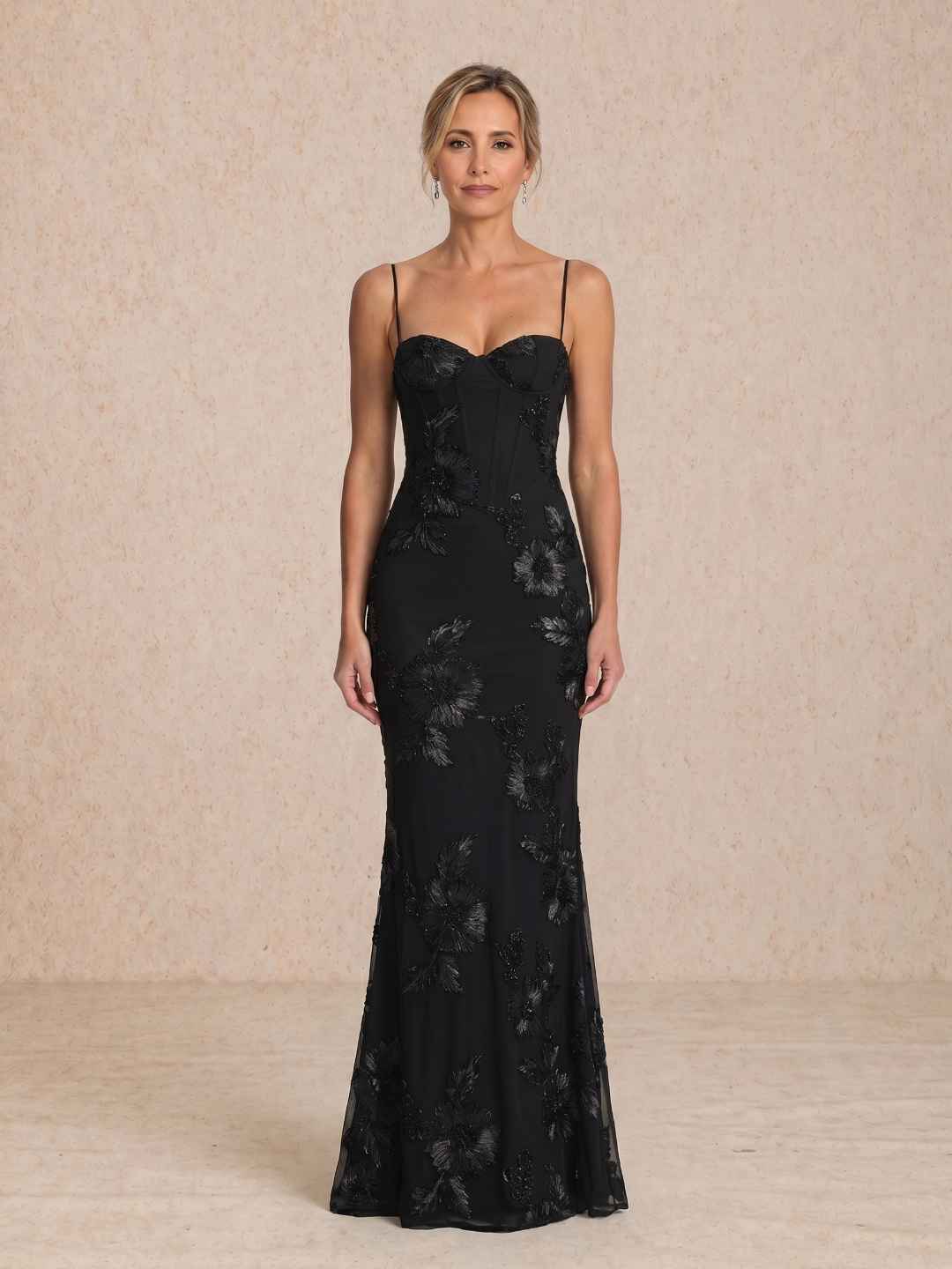 Vestido largo bordado con tirantes