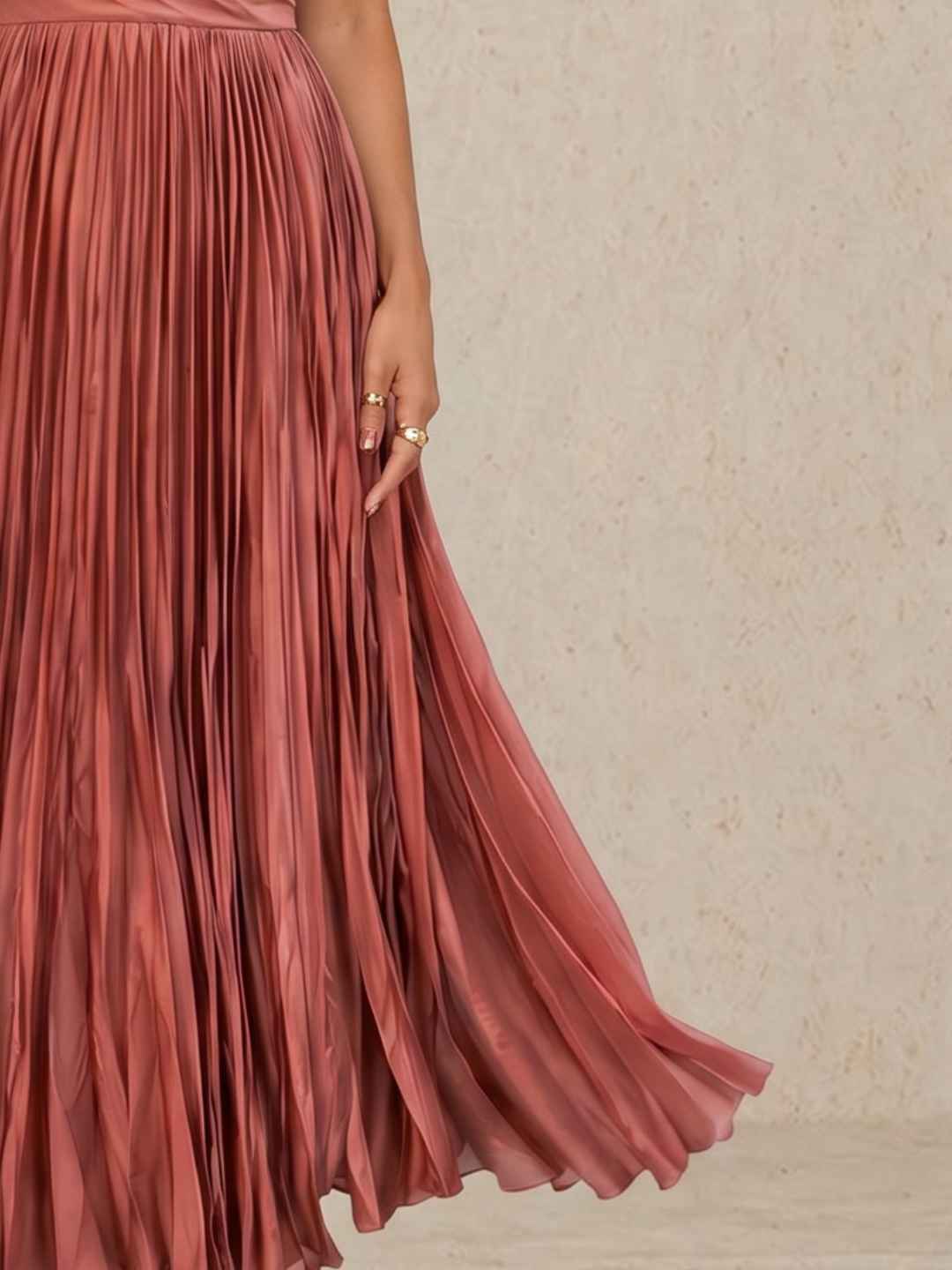 Vestido midi plisado con escote en V