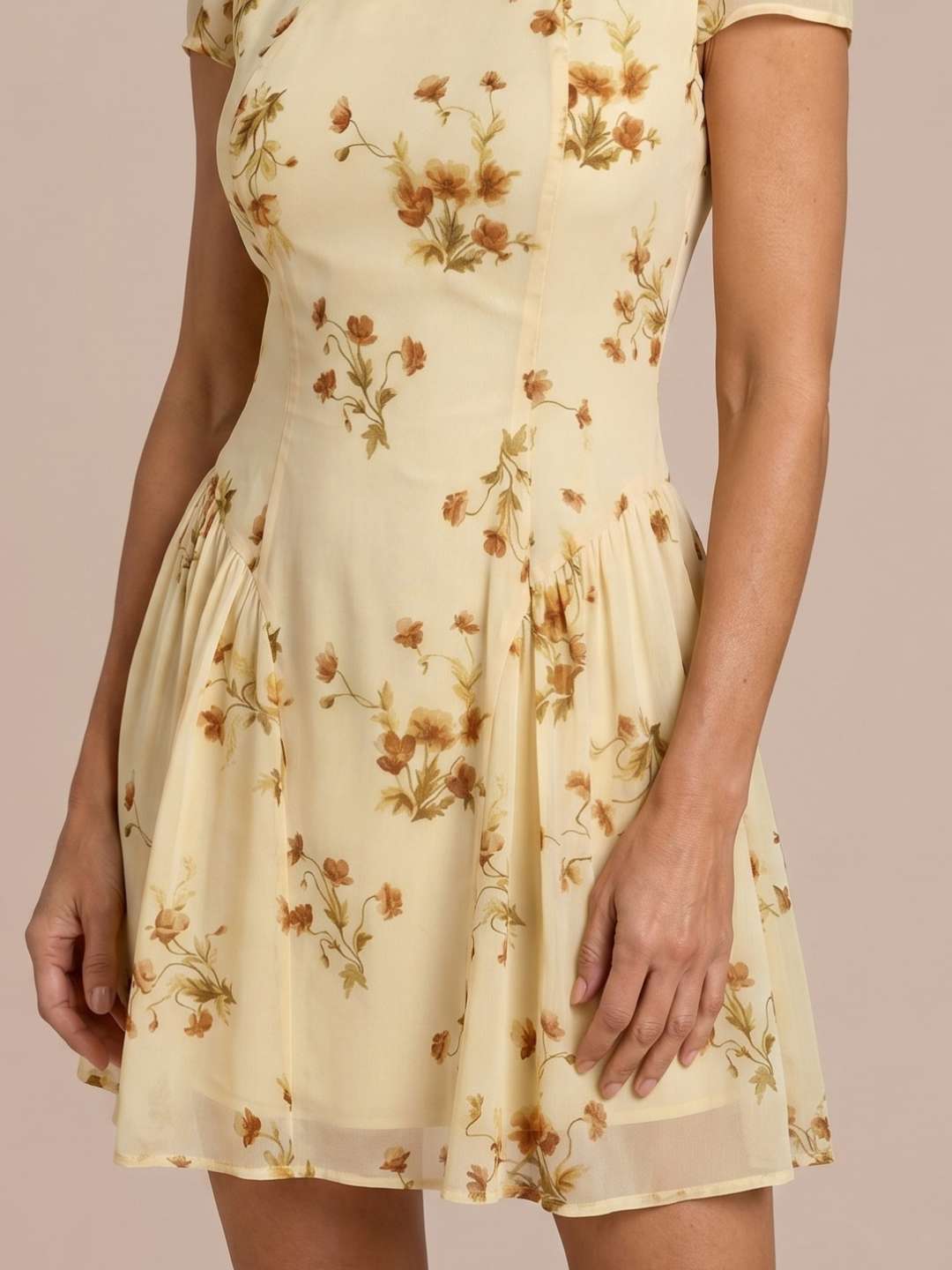 Vestido de manga corta floral