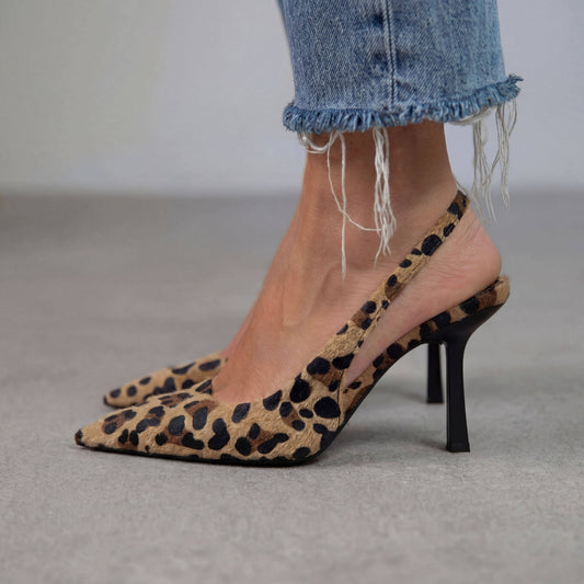 Zapato de tacón estampado con tira trasera